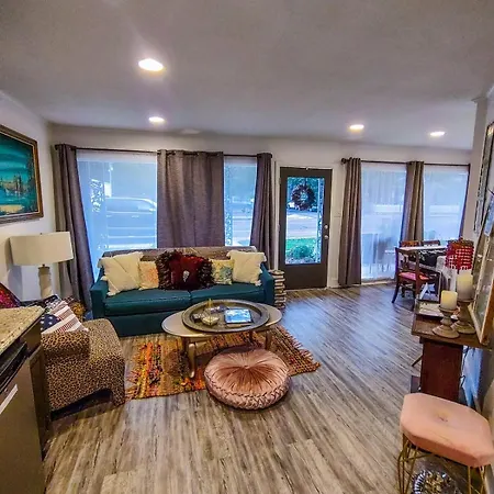 The Glam Room - Bohemian Glam Style Suite In Historic Jefferson Tx